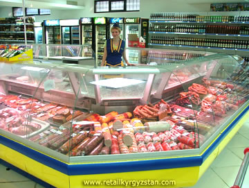 В супермаркете «Столичный» представлен широкий ассортимент колбасных изделий и мясных деликатесов.